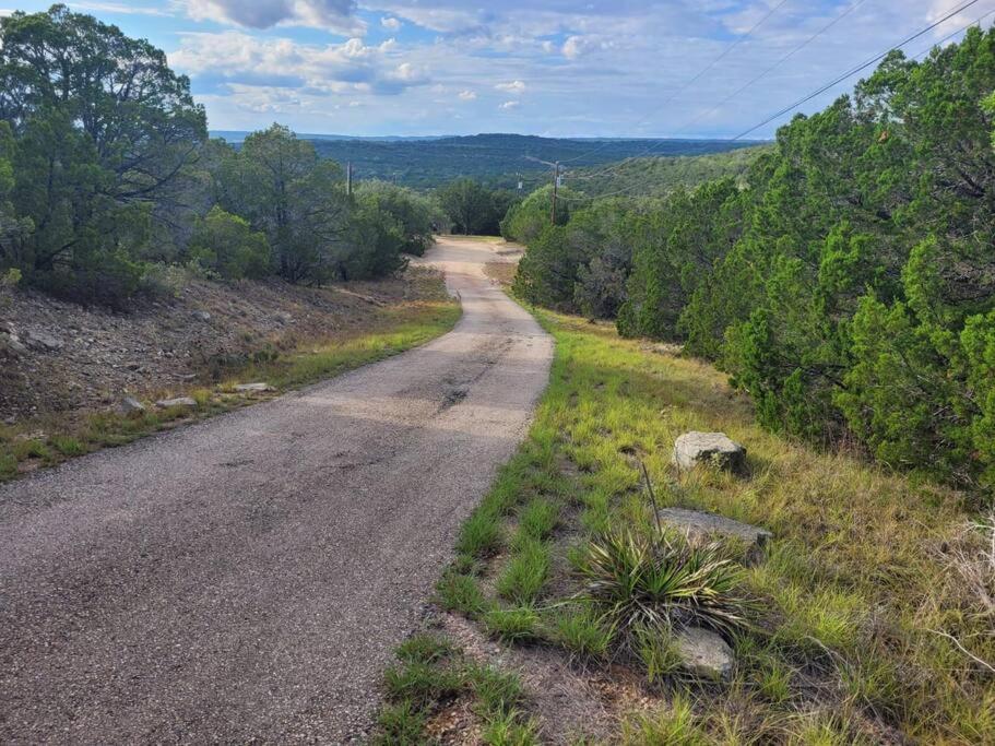 Hilltop Haven: Spacious 2BR Home with Jacuzzi, Scenic Views, and Pet-Friendly Acres Marble Falls Exterior photo