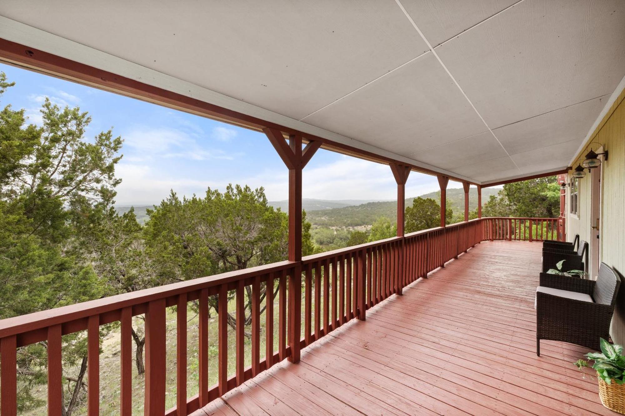 Hilltop Haven: Spacious 2BR Home with Jacuzzi, Scenic Views, and Pet-Friendly Acres Marble Falls Exterior photo