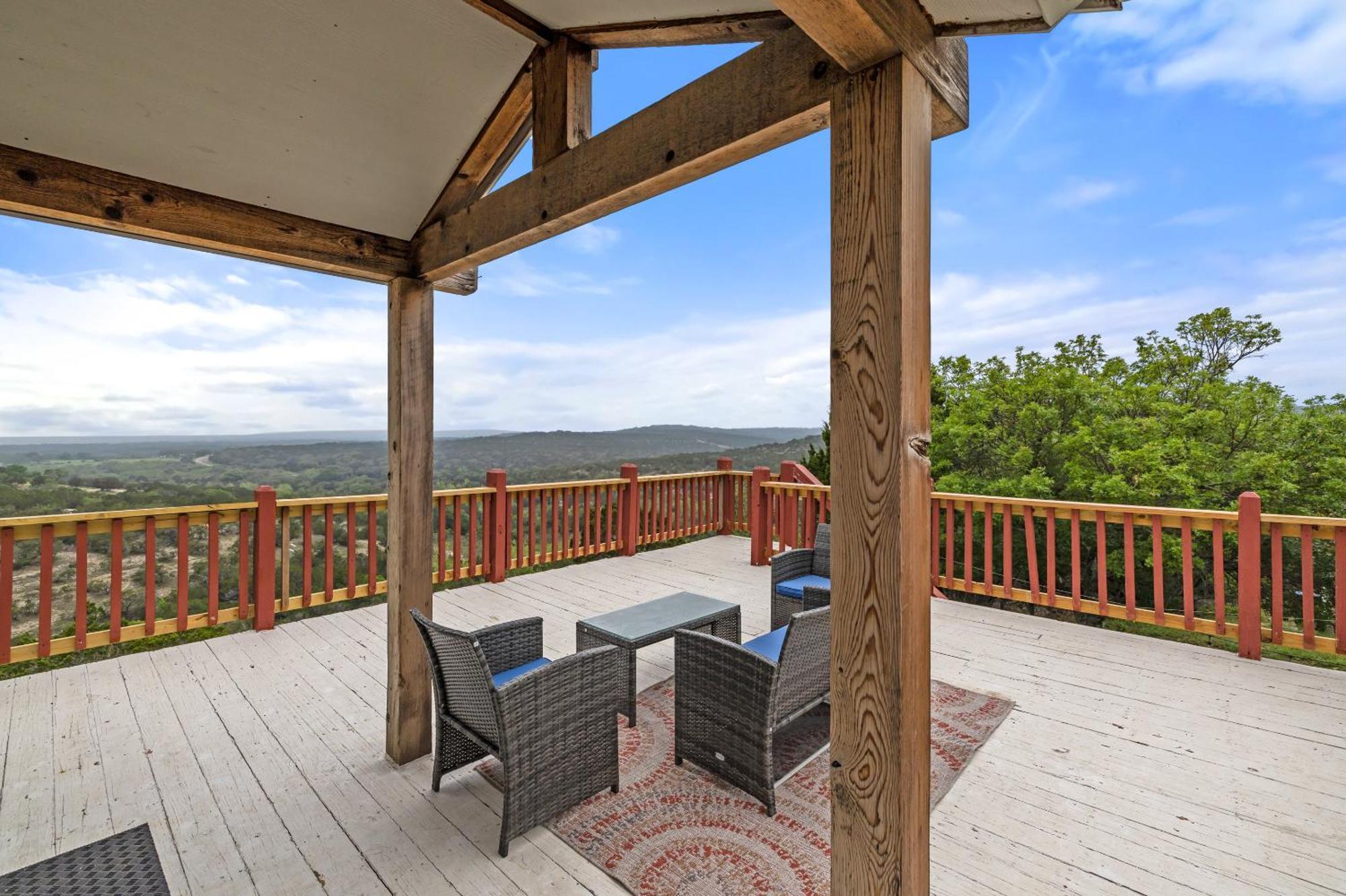 Hilltop Haven: Spacious 2BR Home with Jacuzzi, Scenic Views, and Pet-Friendly Acres Marble Falls Exterior photo